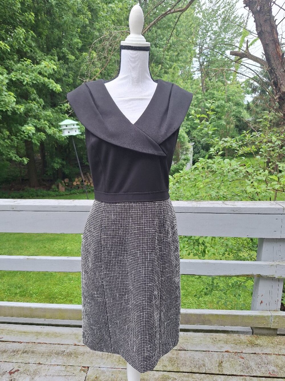 Chic sleeveless dress by Arthur S. Levine for Tahari Size 6